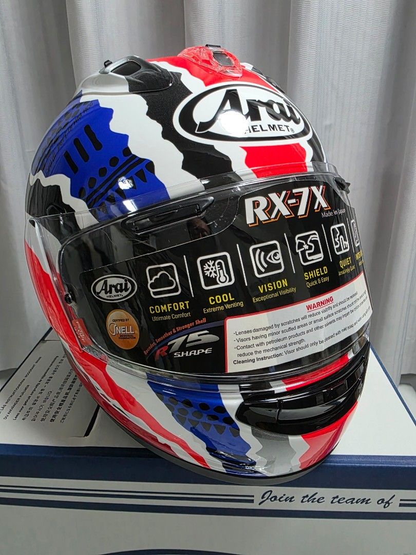 Arai RX-7X 杜漢賽車頭盔 （分類：電單車買賣）位於 Hong Kong。 由 ken21722 提交（商品編號 1427201756，圖片 2）。簡介： Arai RX-7X 賽車頭盔，日本製造。尺寸為59-60cm。頭盔設計獨特，帶有紅色、藍色和白色圖案，並有澳洲考拉圖案。附帶原裝盒、說明書和頭盔袋。頭盔內襯有舒適的內飾，提供良好的視野和通風。非常適合賽車或日常騎行。。
