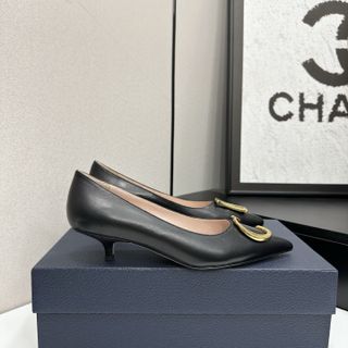 (Category: ) located in . Submitted by luxcloset.shop (Listing ID 1427294194, Image 1). Description: .
