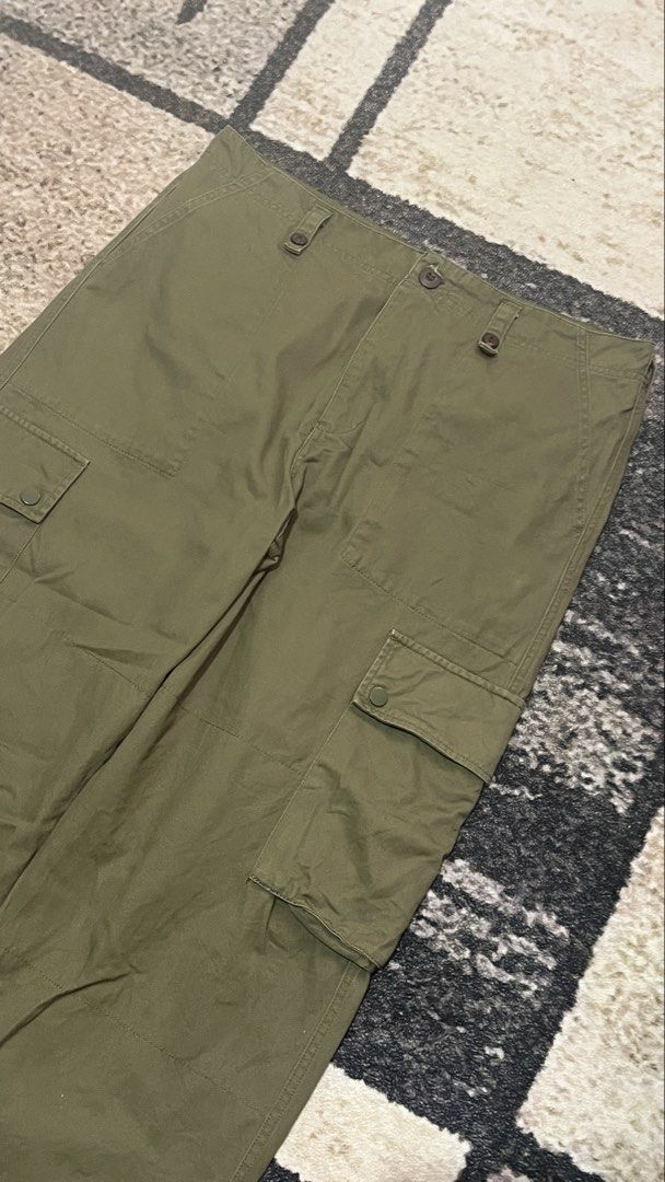 Baker/Cargo Olive Pants (Category: Jeans) located in Bulacan. Submitted by levidiff (Listing ID 1427176940, Image 2). Description: Baker/Cargo Olive Pants Very good condition Adjustable leg opening Check detailed pics Actual dimensions: W - 34 L - 35 Leg opening - 9.