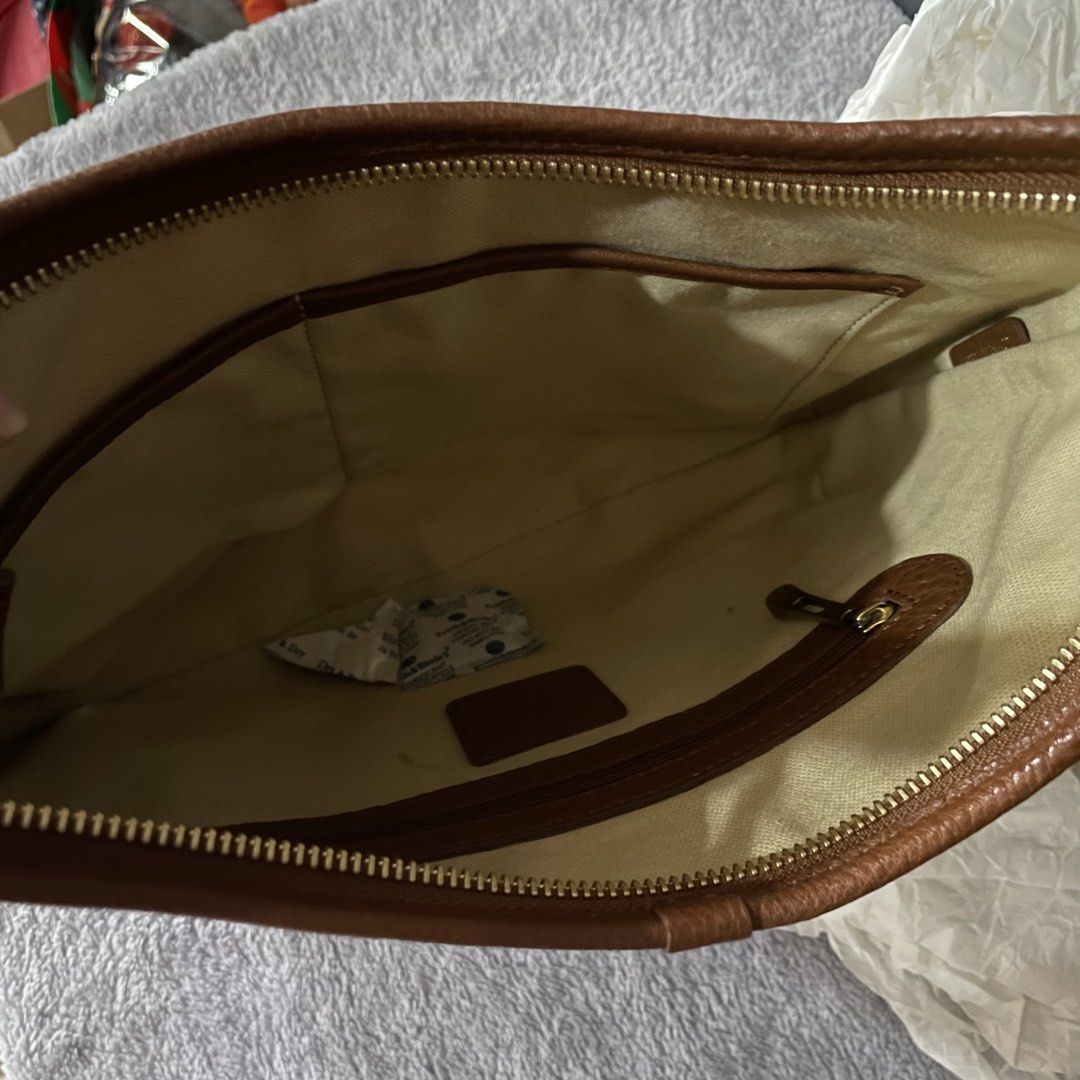 Burberry Hobo Bag (Category: Luxury Bags & Wallets) located in Makati City. Submitted by lalala1621 (Listing ID 1427268740, Image 3). Description: In very great condition. Item was well taken care of. Rank A with minor pen mark in interior lining..