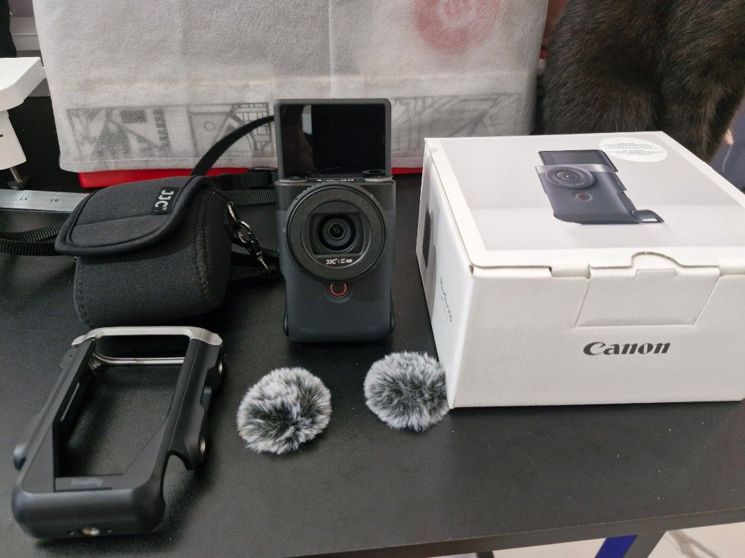 Canon PowerShot V10 with Accessories - Vlogging Camera (Category: Cameras) located in Mendez-Nunez. Submitted by cjgm23 (Listing ID 1420680073, Image 1). Description: canon v10 vlogging camera kakabili lang noong January 21 rfs - tinamad na mag vlog no issues good for street photography and for shy vloggers open for swapping.