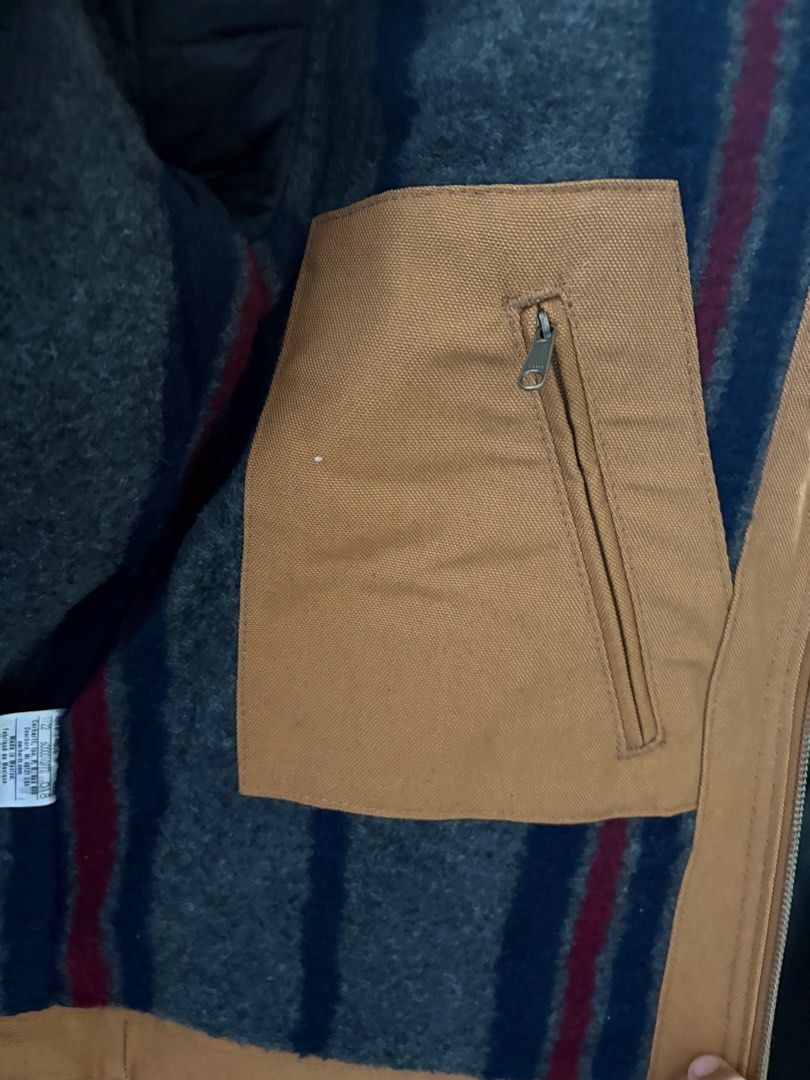 Carhartt Duck Blanket-Lined Detroit Jacket - M (Category: Coats, Jackets and Outerwear) located in Manila. Submitted by benipayoke12353 (Listing ID 1427293899, Image 3). Description: Hello, Good evening! Brandnew size M bought in the US puffy siya perfect for those na mahilig mag winter.