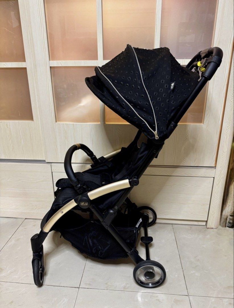 Chicco Stroller （分類：外出用品 - 嬰兒車）位於 Hong Kong。 由 sweetheart1921 提交（商品編號 1427299708，圖片 3）。簡介： Chicco stroller features a sleek black design with gold accents. It has a sunshade and a comfortable seat. The stroller folds up for easy storage and transport.。