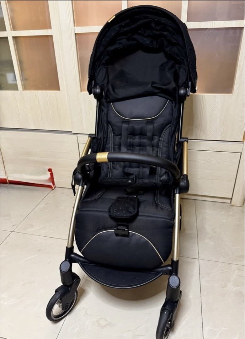 Chicco Stroller （分類：外出用品 - 嬰兒車）位於 Hong Kong。 由 sweetheart1921 提交（商品編號 1427299708，圖片 2）。簡介： Chicco stroller features a sleek black design with gold accents. It has a sunshade and a comfortable seat. The stroller folds up for easy storage and transport.。