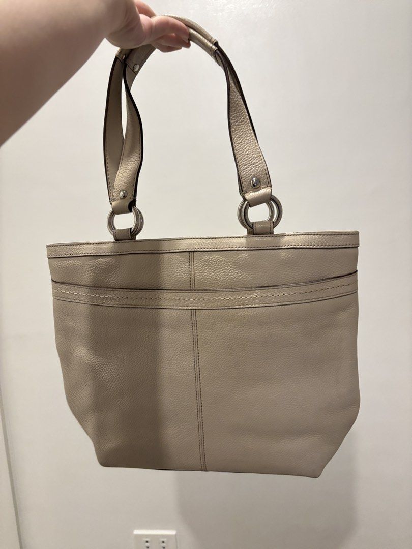 Coach Beige Leather Tote Bag (Category: Luxury Bags & Wallets) located in Rizal. Submitted by boomidum (Listing ID 1427247319, Image 2). Description: has pink interior well used has smell but can be removed when cleaned gcash.