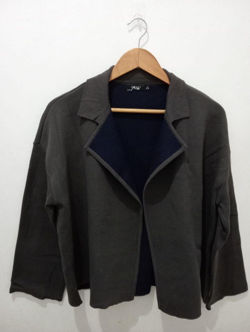 G2000 Woman Gray Blazer (Category: Coats, Jackets and Outerwear) located in Mandaluyong City. Submitted by declutterpreloved2.0 (Listing ID 1427159617, Image 2). Description: Gray blazer from 2000 Woman. Features a dark navy blue lining. The blazer has a classic lapel design and long sleeves. The size tag indicates a size 40, fitting 85-90. Ang ganda when worn Used few times Not faded Seller is in No shapi check out Lalamove j&t only MOP gcash un