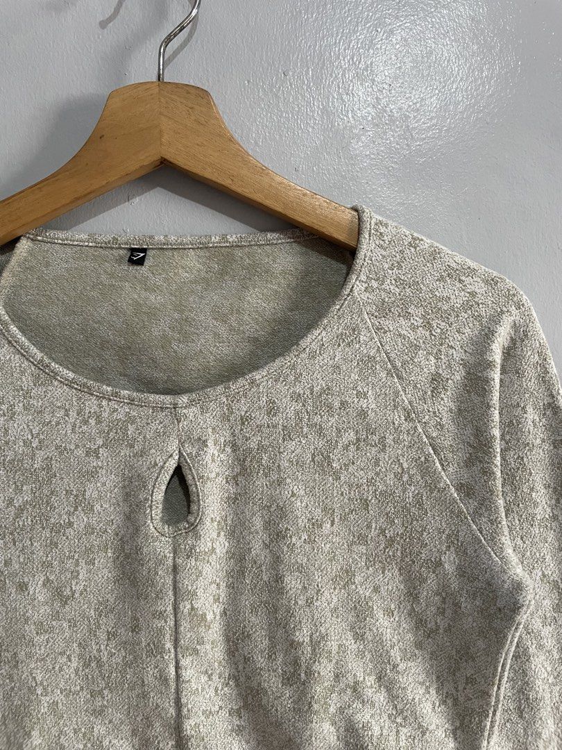 Gymshark Cropped Long Sleeve Top (Category: Activewear) located in Taguig. Submitted by _curatedfits (Listing ID 1427297035, Image 2). Description: Gymshark Fleur Texture Long Sleeve Crop Size: Medium base on dimensions W 16 L 14 No flaws - 250 Dm!.
