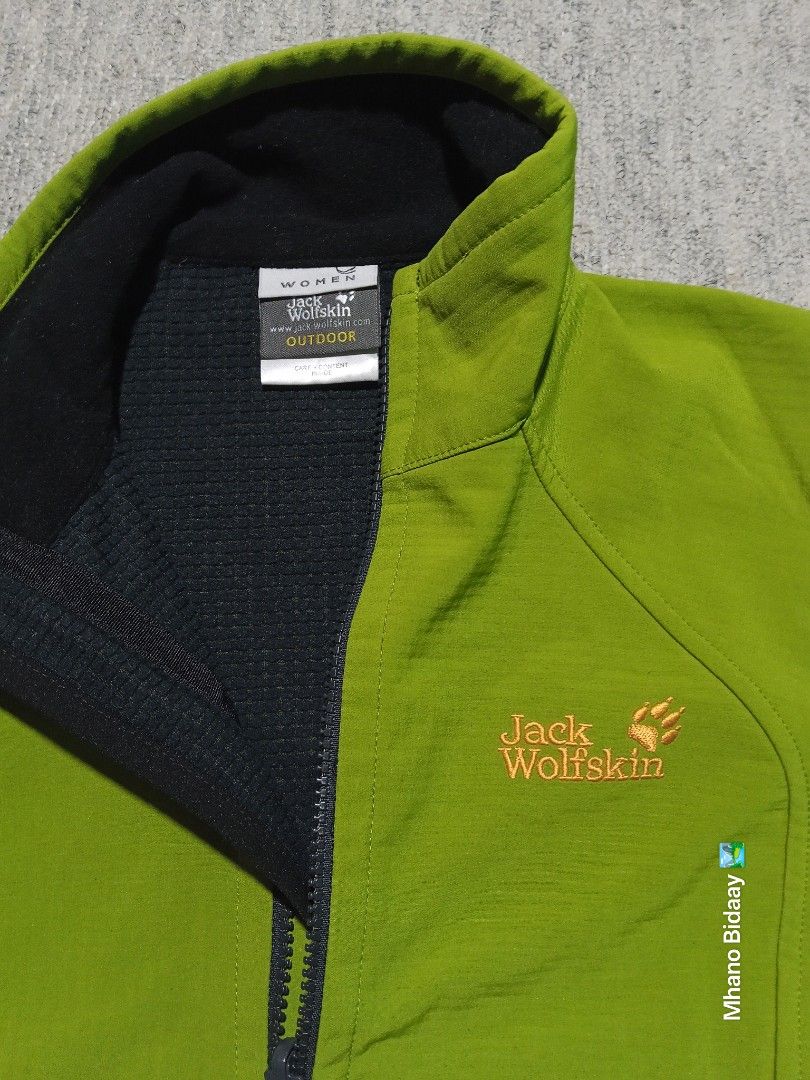 Jack Wolfskin Women's Softshell Jacket (Category: Coats, Jackets and Outerwear) located in Valencia. Submitted by mhano_bidaay_outdoors_218 (Listing ID 1427229475, Image 3). Description: Features a vibrant green color with a black interior. The jacket has a chest width of 19.5 inches and a length of 24 inches. It is a size medium and made of quick-drying fabric. It has two zippered pockets and a full-length zipper..