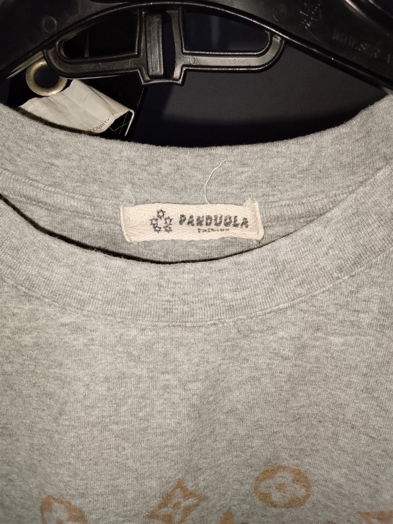 Kaos Mickey abu (Kategori: Atasan) berada di Jakarta Barat. Dikirim oleh preloved_dils (ID iklan 1427210845, Gambar 3). Deskripsi: bahAn tebAl tp halus bgt , nyaman di pake fit to L.