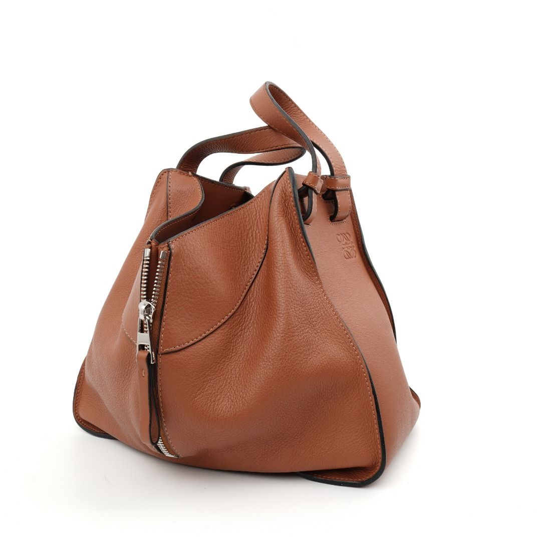 Loewe Hammock Small (Category: Luxury Bags & Wallets) located in Caloocan City. Submitted by freyacollectiveph (Listing ID 1427237492, Image 3). Description: Est. Retail: ₱183,000 You save ₱83,200 (45% off) Excellent (9/10) · Includes dust bag Condition Excellent (9/10) Inclusions Dust bag Dimensions L11.25in x H9.25in x W5.2in Handle Drop 3.5 in Colorway Tan Material Soft Calfskin Features Unique one piece reinforced design, leather top handles,