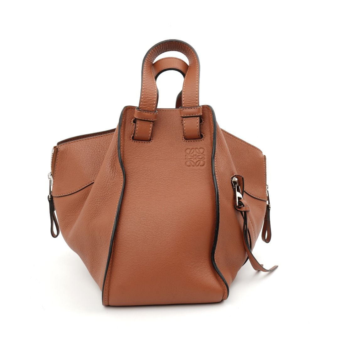 Loewe Hammock Small (Category: Luxury Bags & Wallets) located in Caloocan City. Submitted by freyacollectiveph (Listing ID 1427237492, Image 1). Description: Est. Retail: ₱183,000 You save ₱83,200 (45% off) Excellent (9/10) · Includes dust bag Condition Excellent (9/10) Inclusions Dust bag Dimensions L11.25in x H9.25in x W5.2in Handle Drop 3.5 in Colorway Tan Material Soft Calfskin Features Unique one piece reinforced design, leather top handles,