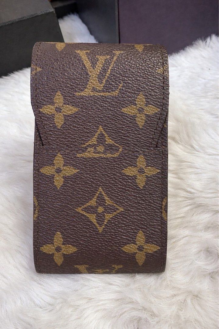 Louis Vuitton Monogram Cigarette Case (Category: Luxury Bags & Wallets) located in Caloocan City. Submitted by luxeateliermanila (Listing ID 1427193106, Image 2). Description: Authentic Louis Vuitton Monogram Etui Cigarette Case M63024 No inclusions. Pre-loved condition. As is where is. Market Selling Pre-loved Price : Php 17,000 ✨MY PRICE : Php 7,500 only! ✨ Shipping c/o Buyer. .