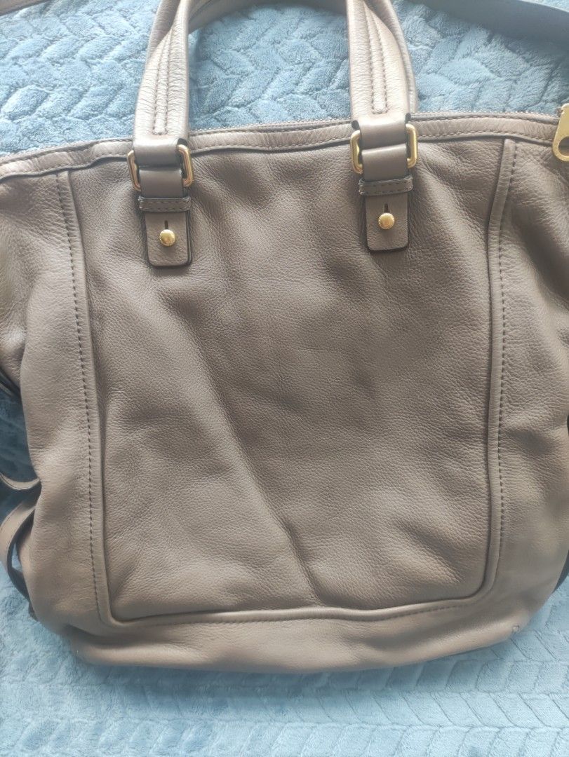 Marc Jacobs Leather Tote Bag (Category: Luxury Bags & Wallets) located in Cainta. Submitted by luxesparkle (Listing ID 1427158123, Image 3). Description: Marc Jacobs Leather Tote with adjustable sling Japan bought laptop bag .