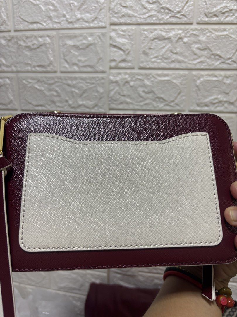Marc Jacobs The Sure Shot (Category: Luxury Bags & Wallets) located in Meycauayan. Submitted by maxsshopzter (Listing ID 1427255096, Image 3). Description: .