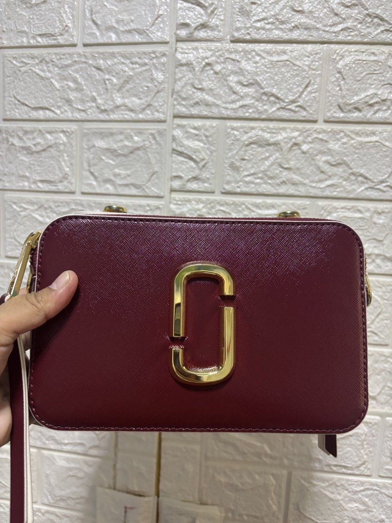 Marc Jacobs The Sure Shot (Category: Luxury Bags & Wallets) located in Meycauayan. Submitted by maxsshopzter (Listing ID 1427255096, Image 1). Description: .