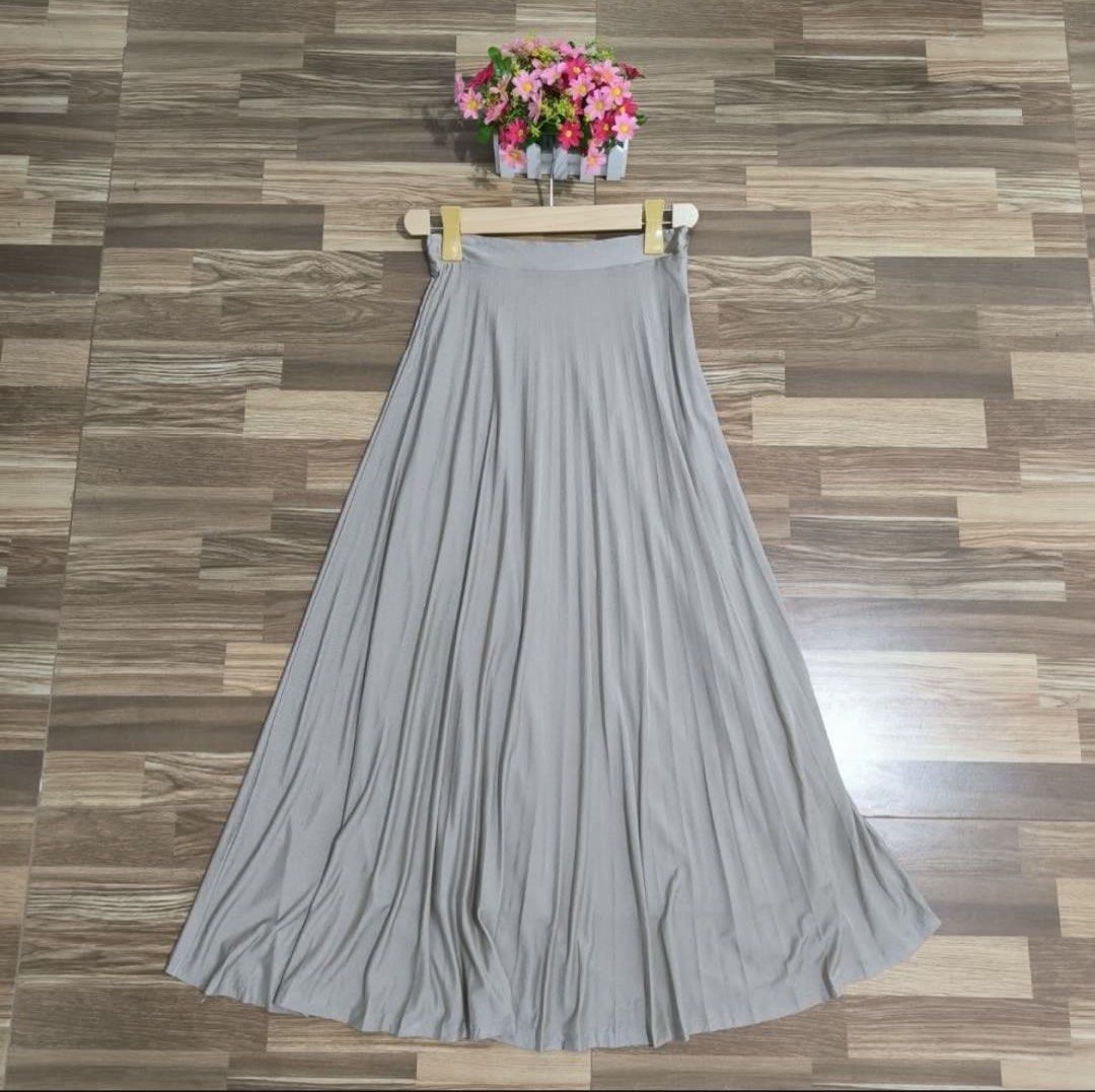 Massimo Dutti Semi Pleated Skirt (Category: Skirts) located in Manila. Submitted by declutterwithme101 (Listing ID 1427250990, Image 2). Description: Waist: 26 inches Length: 36 inches Like new only used once No flaws Last price posted.
