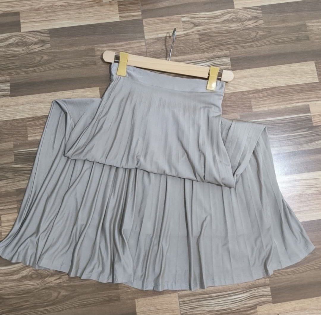 Massimo Dutti Semi Pleated Skirt (Category: Skirts) located in Manila. Submitted by declutterwithme101 (Listing ID 1427250990, Image 3). Description: Waist: 26 inches Length: 36 inches Like new only used once No flaws Last price posted.