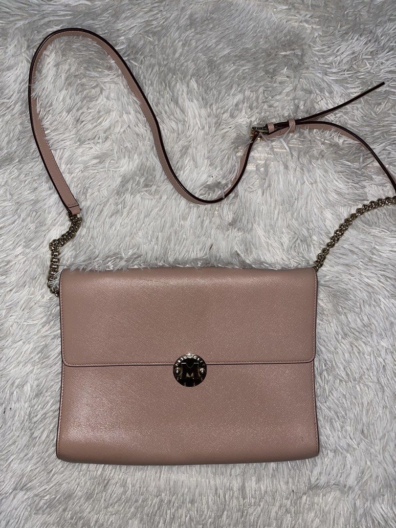 Metrocity Pink Shoulder Bag (Category: Luxury Bags & Wallets) located in Pasig City. Submitted by cozyclurb (Listing ID 1427191553, Image 1). Description: - Metrocity Pink Shoulder Bag - Stylish shoulder bag design - Features a chain strap - Secure clasp closure - Spacious interior with yellow lining - Perfect for everyday use or special occasions.