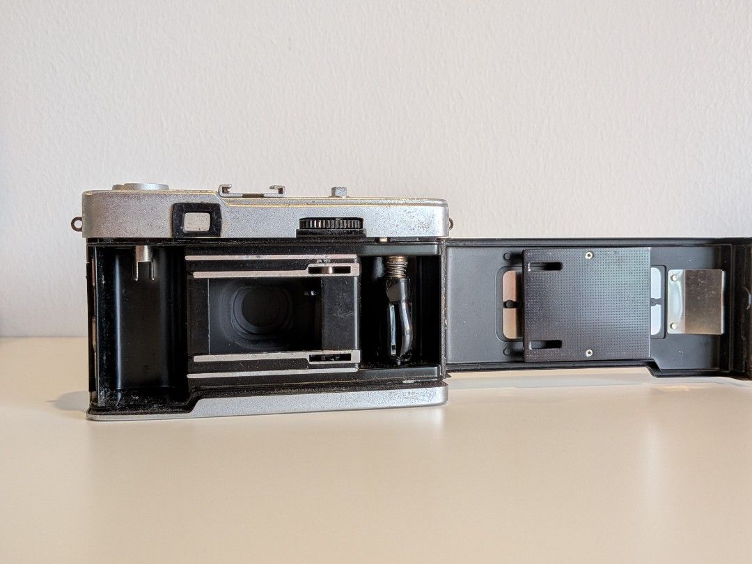 Olympus Trip 35 (For Display) (Category: Cameras) located in Santa Cruz. Submitted by goinganalog (Listing ID 1427310269, Image 3). Description: Non-working film camera. Vintage camera. As-Is. Defective For Parts For Display For paperweight Free shipping via J&T Olympus Trip 35 P400 Cosmetics: 4/10 Feel free to ask questions and photos..
