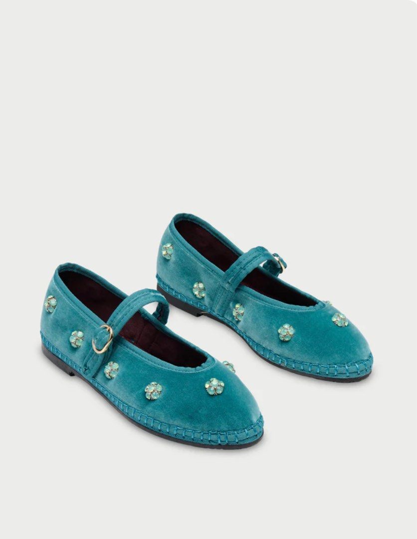 On Hand Flabelus Pierre Flower Studs Green size 39 (Category: Flats & Sandals) located in Manila. Submitted by sarisaristorehk (Listing ID 1427243501, Image 1). Description: Size 39 Brand new.