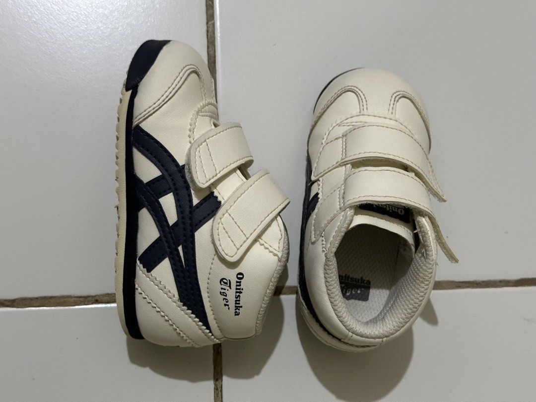 Onitsuka Tiger Baby Shoes (Category: Babies & Kids Fashion) located in Mexico. Submitted by outandaboutbyfergie (Listing ID 1427225324, Image 2). Description: Adorable Onitsuka Tiger baby shoes in cream and navy blue. Features a velcro strap for easy wear. The shoes have a "TOKYO" print on the back. (Bought in Tokyo, Japan.) Size is K6, 13.5cm, EUR 22.5, UK 13.5, BR 22, CN 135(2.5)..