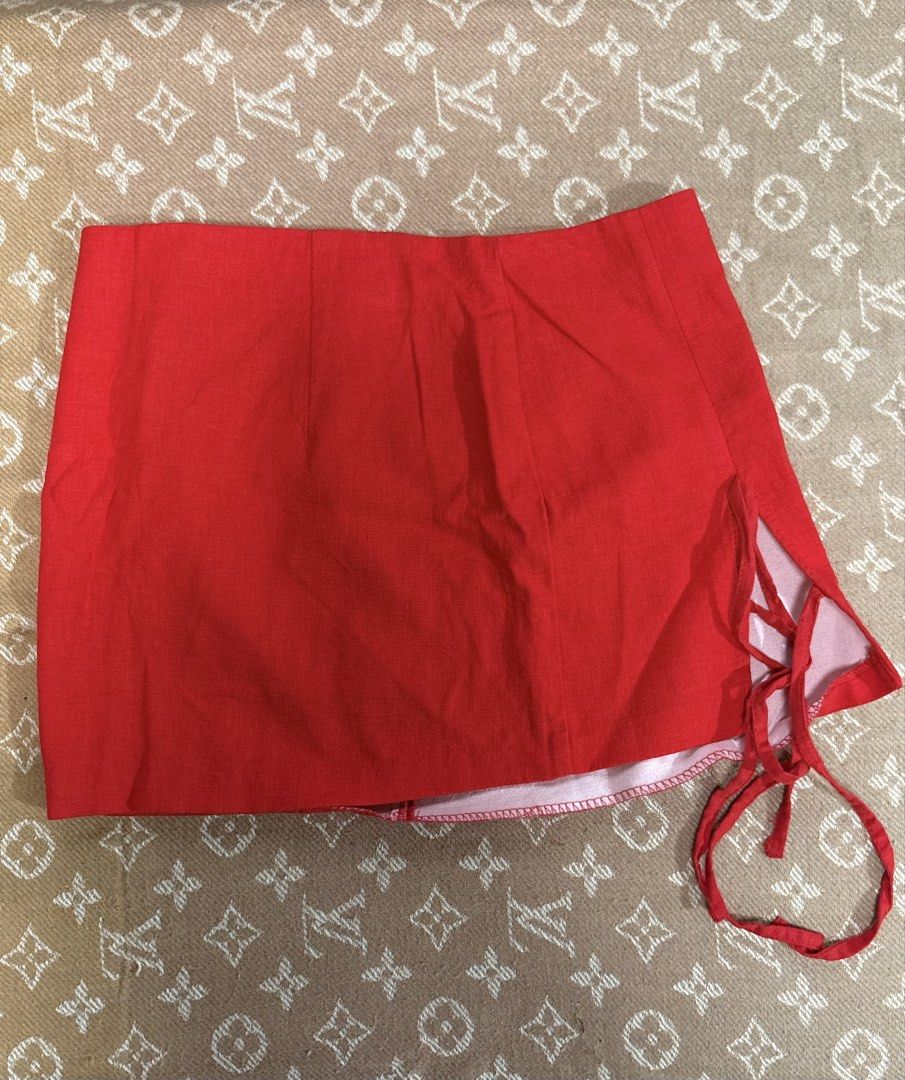 Original ZARA BERSHKA H&M (Category: Sleeveless) located in Quezon City. Submitted by leb25 (Listing ID 1427296918, Image 3). Description: Price start 150 Size 24 to 25 25 to 26 Clothes XS SMALL Medium .