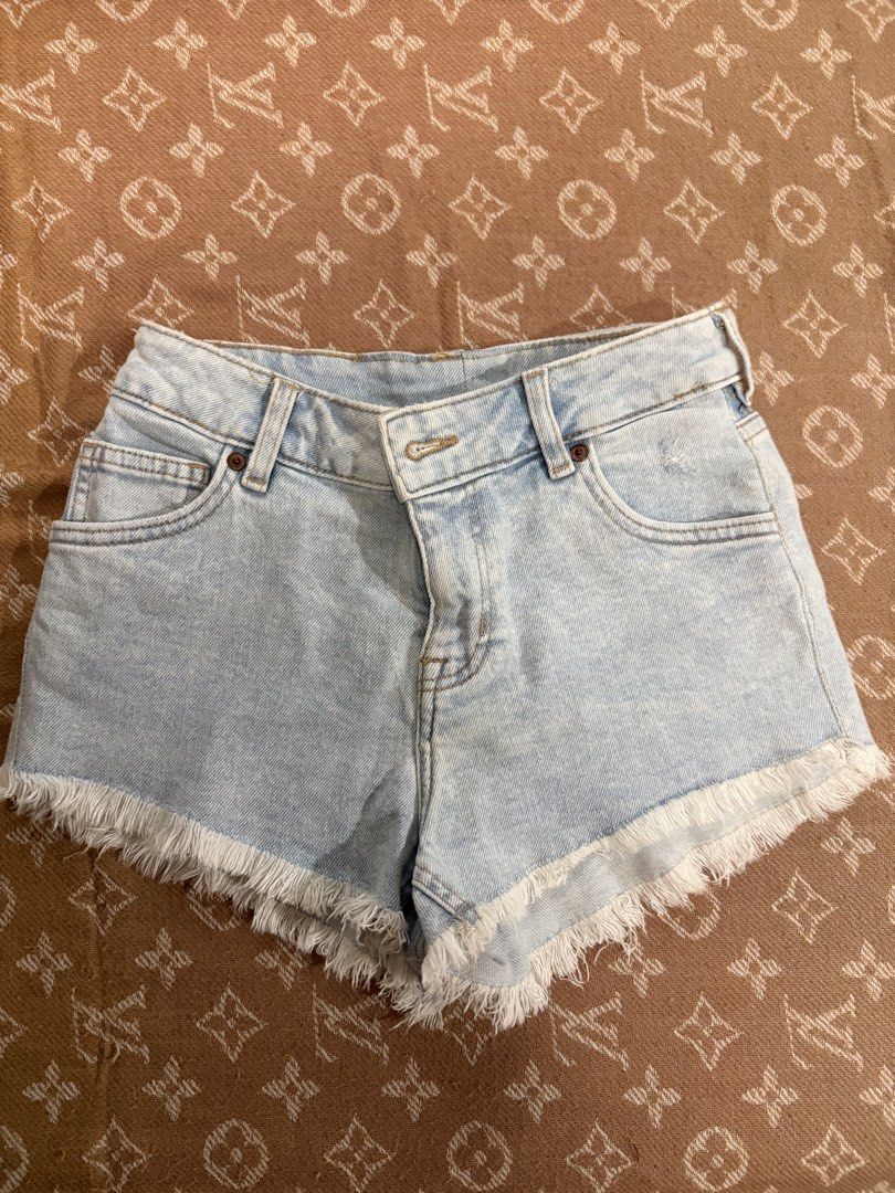 Original ZARA H&M BERSHKA (Category: Shorts) located in Quezon City. Submitted by leb25 (Listing ID 1427296653, Image 3). Description: Size 24 to 25 25 to 26 Clothes XS SMALL Medium .