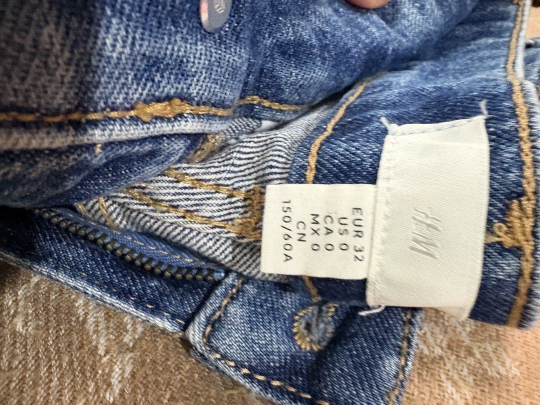 Original ZARA H&M BERSHKA (Category: Shorts) located in Quezon City. Submitted by leb25 (Listing ID 1427296653, Image 2). Description: Size 24 to 25 25 to 26 Clothes XS SMALL Medium .
