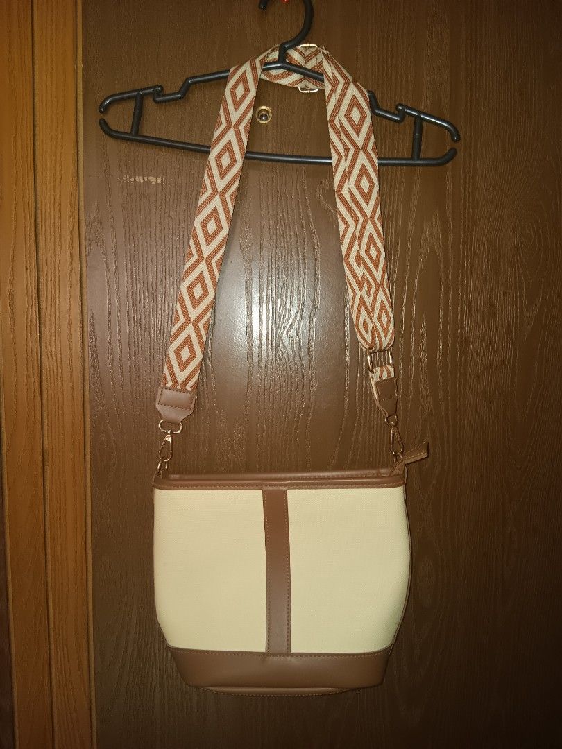 Parisian Shoulder Bag with Geometric Strap (Category: Shoulder Bags) located in Manila. Submitted by fatstty (Listing ID 1427222558, Image 3). Description: No issue. Medyo may dumi lang yung strap Bilang lang kung ilang beses nagamit kasi bumili ako ng mas malaking bag. .