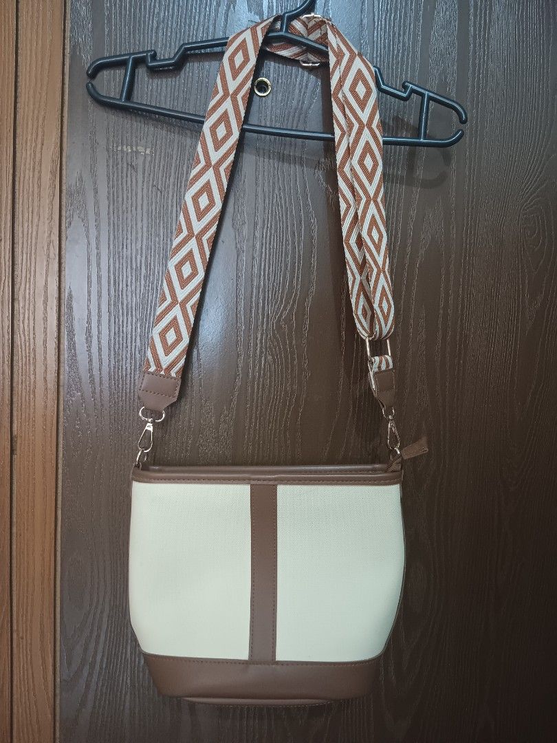 Parisian Shoulder Bag with Geometric Strap (Category: Shoulder Bags) located in Manila. Submitted by fatstty (Listing ID 1427222558, Image 1). Description: No issue. Medyo may dumi lang yung strap Bilang lang kung ilang beses nagamit kasi bumili ako ng mas malaking bag. .