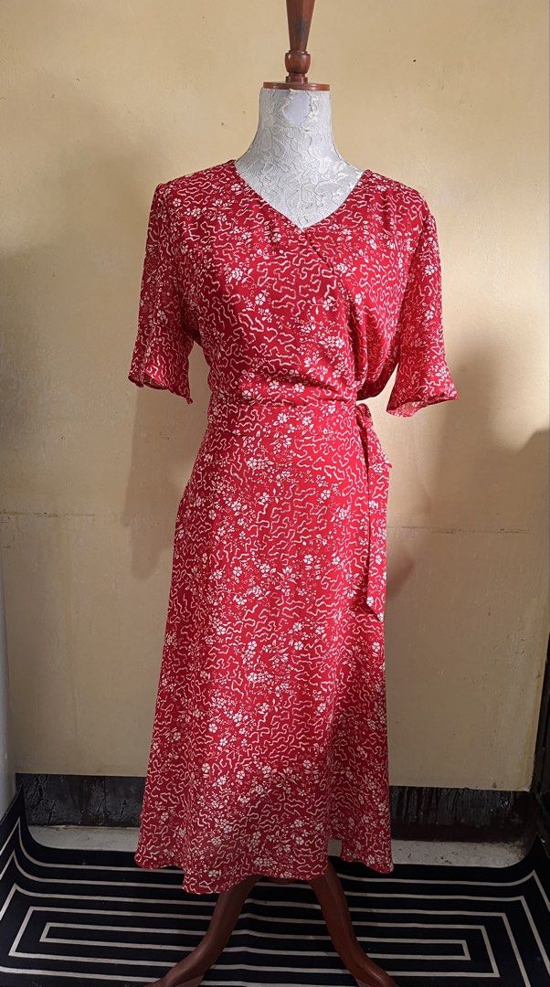 Red Floral Wrap Dress (Category: Dresses) located in Quezon City. Submitted by havenshubb (Listing ID 1427166023, Image 1). Description: Bust: 44” Waist: 38” Length: 46” Can ship thru shoppe co, J&T, LBC, Payment: RCBC, CBS, GCash, UB .
