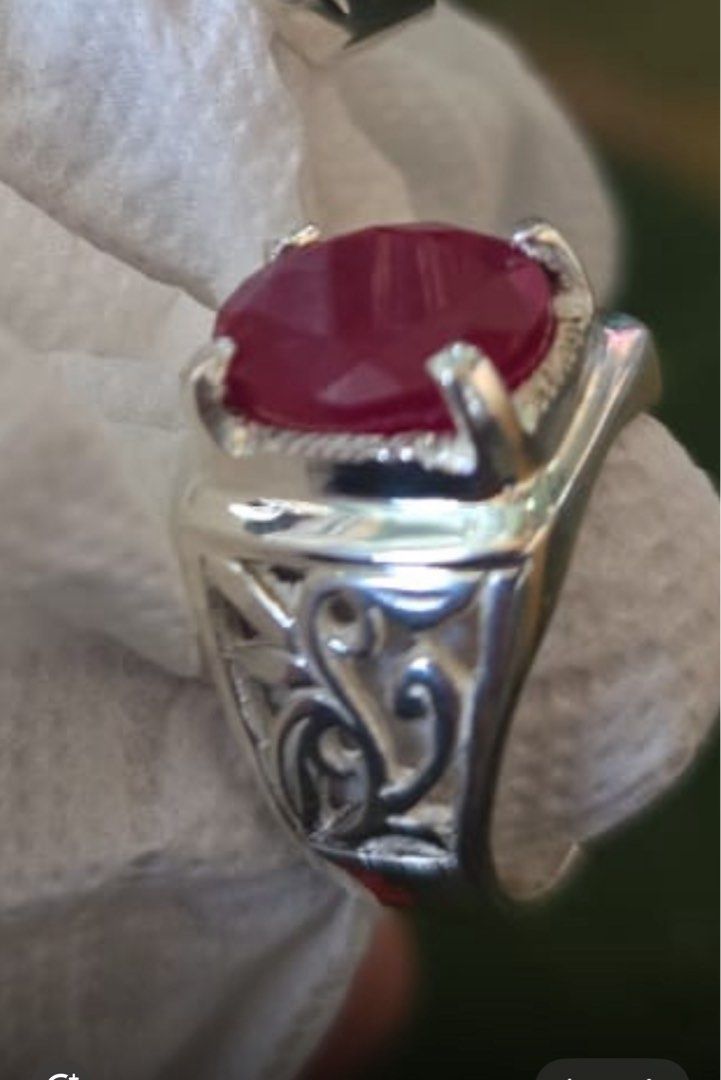 Ruby ring (Category: Vintage Collectibles) located in Singapore. Submitted by assaqqafmarketing (Listing ID 1427181392, Image 1). Description: .