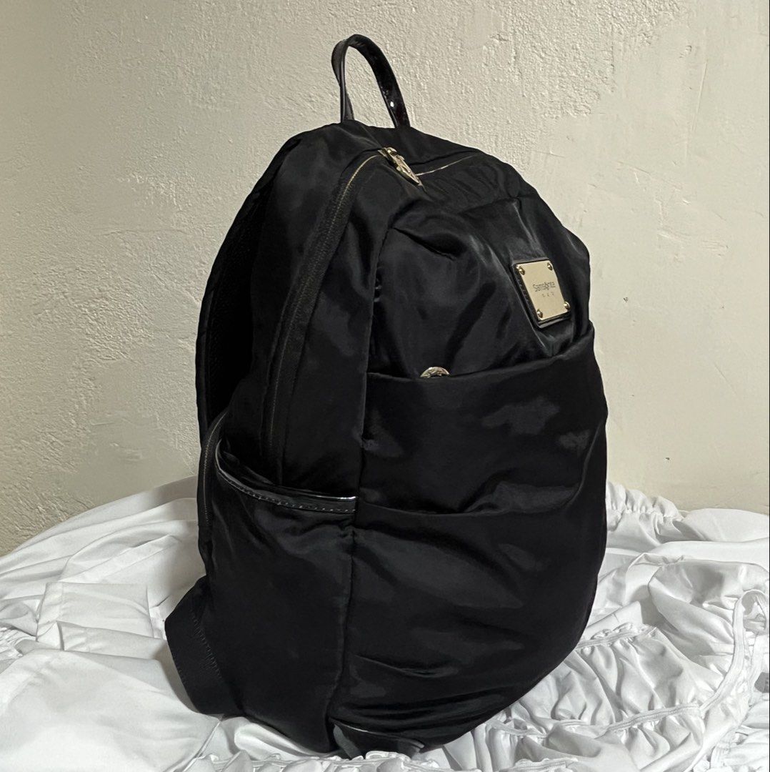 Samsonite RED Black Nylon Backpack - Sleek & Lightweight (Category: Backpacks) located in Carmona. Submitted by vetaesencial (Listing ID 1427183059, Image 2). Description: Selling this authentic Samsonite RED backpack in classic black. Known for its lightweight yet durable design, this bag is perfect for daily commutes, school, or travel. It features a minimalist aesthetic with premium gold-tone hardware. Product Details: • Brand: Samsonite RED •
