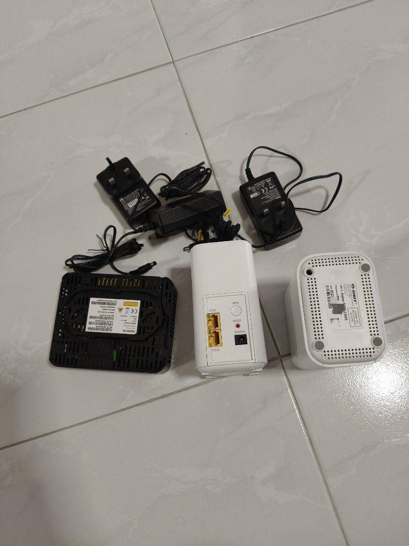 Singtel Router with 2 Askey Mesh Extenders For Sale