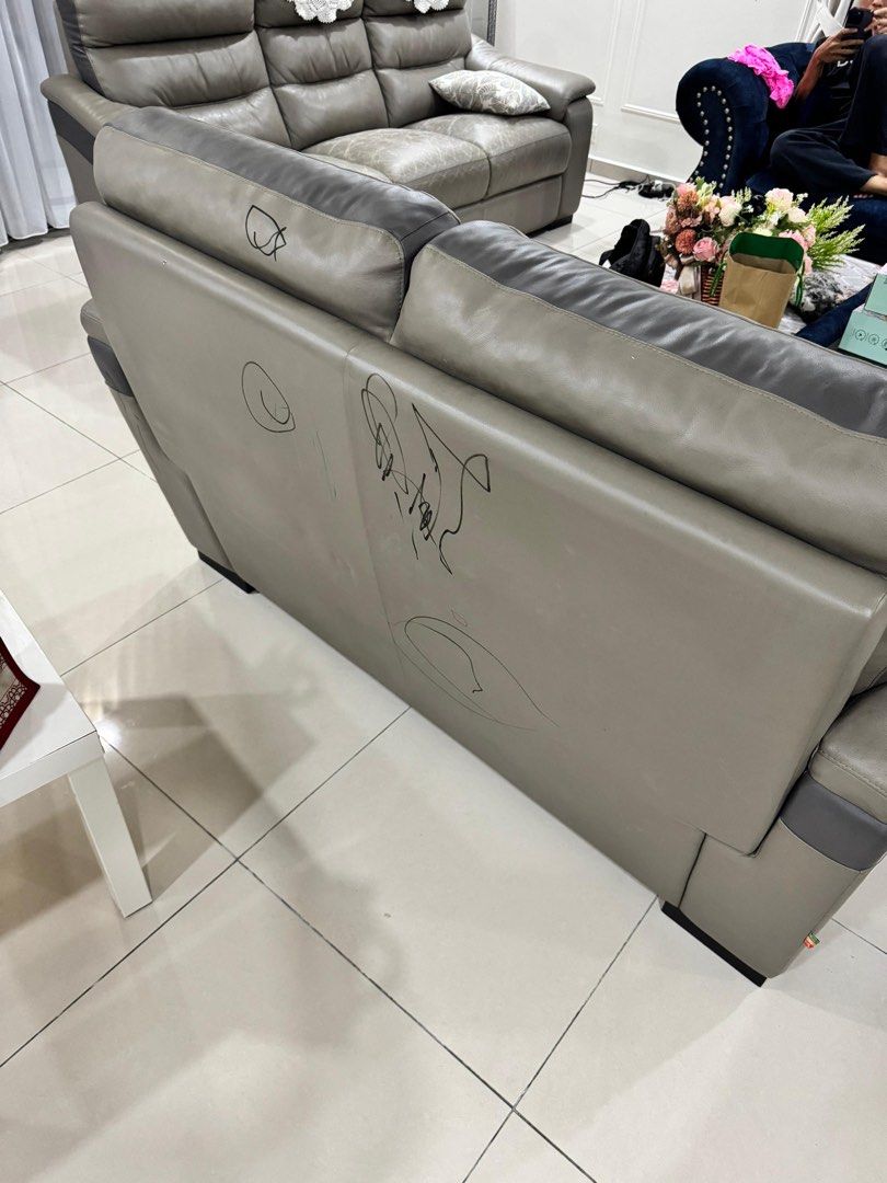Sofa (Category: Sofas) located in Bangi. Submitted by neverrestt (Listing ID 1427186500, Image 3). Description: Span still okay, condition leather je banyak crack.