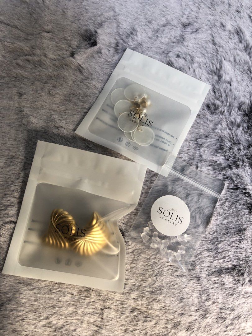 SOLIS Jewelry Chunky Ripple Wavy Stud Earrings (Category: Earrings) located in Manila. Submitted by mkydrandom (Listing ID 1427312662, Image 2). Description: .