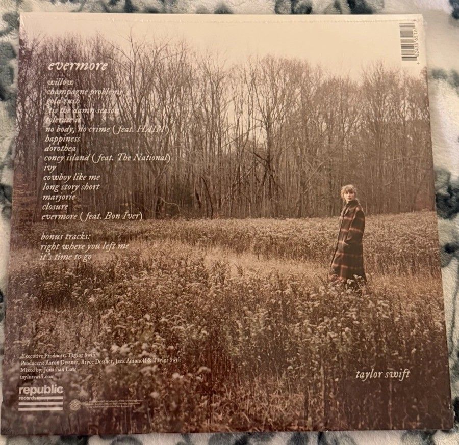 Taylor Swift - Evermore Green Colored Vinyl (Category: Vinyls) located in Manila. Submitted by jhenaloymerchandise (Listing ID 1427302686, Image 2). Description: Taylor Swift - Evermore Green Colored Vinyl ₱4,000 Brand New sealed .