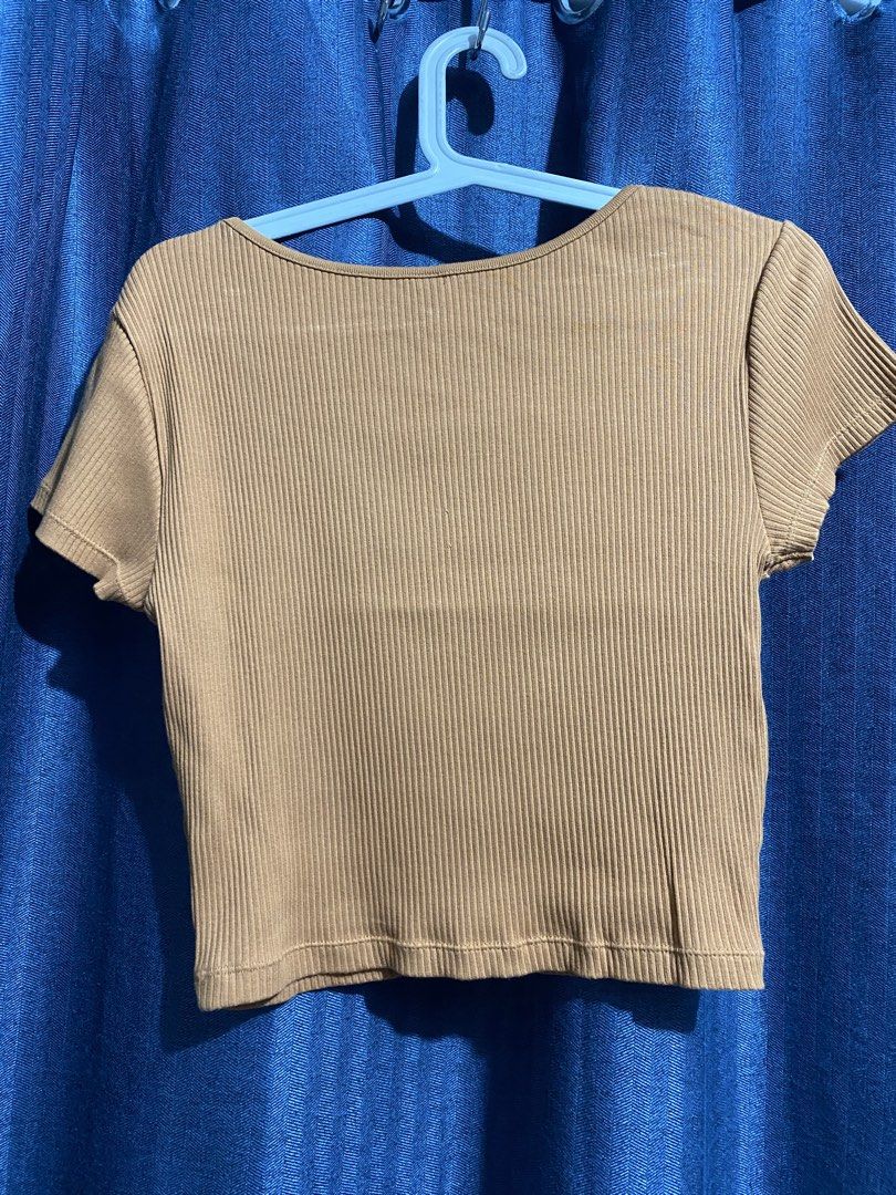 Uniqlo Ribbed Square Neck Top - Size L (Category: Shirts) located in Quezon City. Submitted by flyhighdove (Listing ID 1427249337, Image 3). Description: 📍 QC MOD: Lalamove, grab, GoGoXpress, J&T MOP: GCash, Unionbank my measurements: height: 161cm / 5'3 waist size: 26 inches bust size: 32inches / 36B/34C size of product (in inches): length: 17 width: 14 can fit sizes: M-L Product is stretchy 🍒 REMINDERS! 1. Payment is accepted via GCash and Un