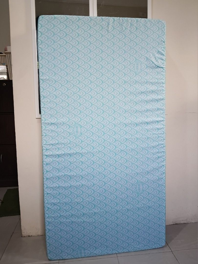 Uratex Mattress Foldable (2x48x75) w/ Free Mat (Category: Bed Frames & Mattresses) located in Makati City. Submitted by tonitc (Listing ID 1427243289, Image 3). Description: It conveniently folds into three sections for easy storage. Includes transparent bag with zipper closure. Dimensions are 48 x 75 inches with a 2-inch thickness. Perfect for afternoon naps, bonding time with kids, or as an extra sleeping space for overnight guests. Color may a