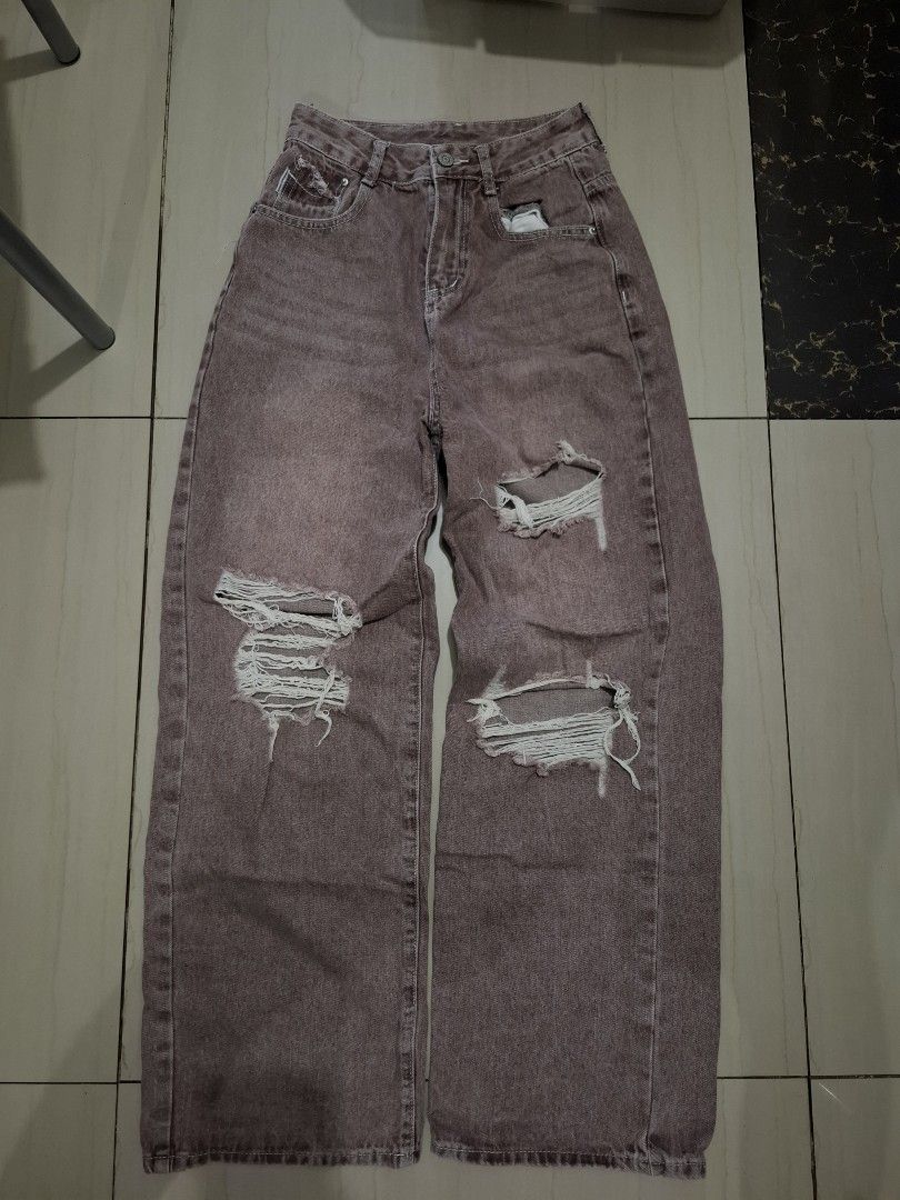 Vann Valrence Distressed Baggy Jeans (Category: Jeans) located in Taguig. Submitted by moizes_03.aprl (Listing ID 1427217968, Image 1). Description: Brand: Van Valrence Waist Size: 24-26 Color: Red / Pink Condition: 9/10 (Used but not abused) Very Good Condition - No Issue RFS: Decluttering wardrobe +ship.