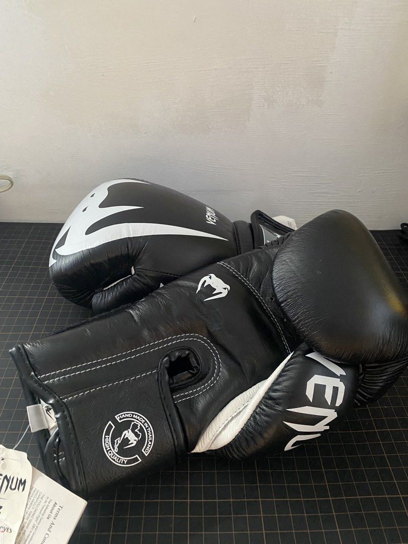 Venum Giant Boxing Gloves 8oz (Category: Combat Sports) located in Manila. Submitted by club75 (Listing ID 1427207400, Image 2). Description: Brand New Original with Tag Venum Giant 8oz ‼️way below SRP (8,000) RFS: extra gloves.