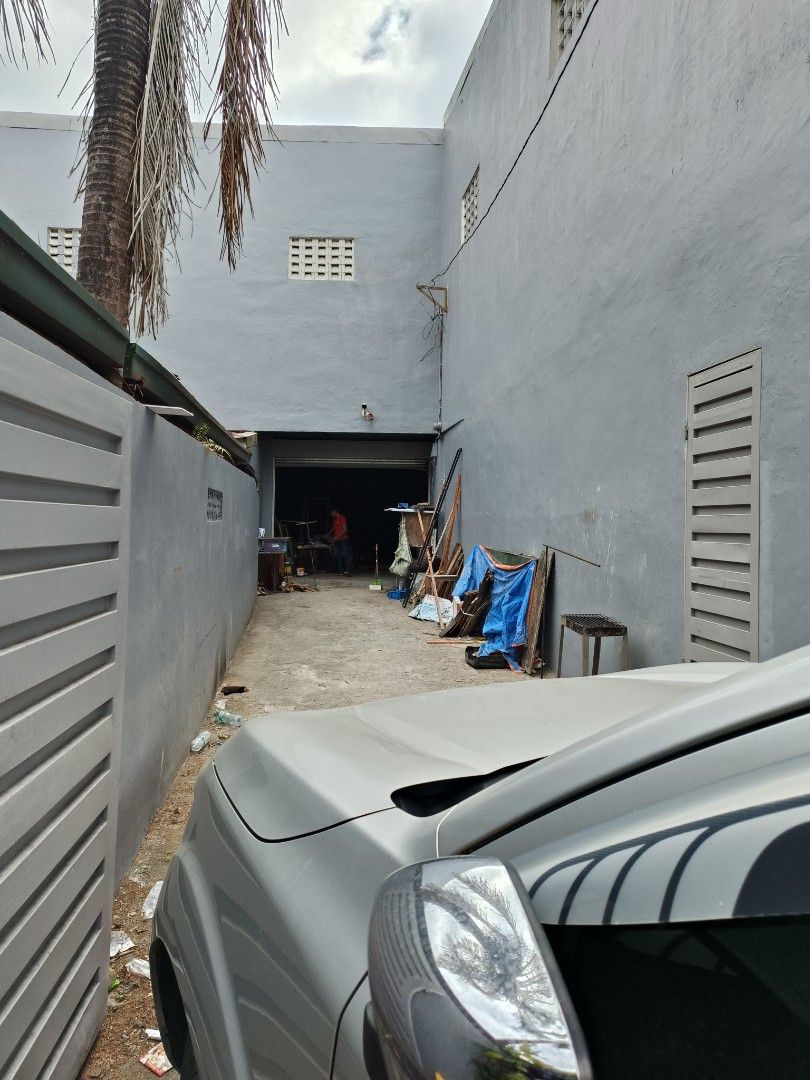 Warehouse with showroom (Category: Commercial) located in Navotas City. Submitted by a2crealty (Listing ID 1427307499, Image 2). Description: Lot Area 633 sqm FA 1100 sqm Located at the heart of Edsa and Qurino Hiway. 2 story Warehouse with office and portion can be use as showroom for your products. Priced at 68M Building is free. For Inquiries pls call 09175862288..