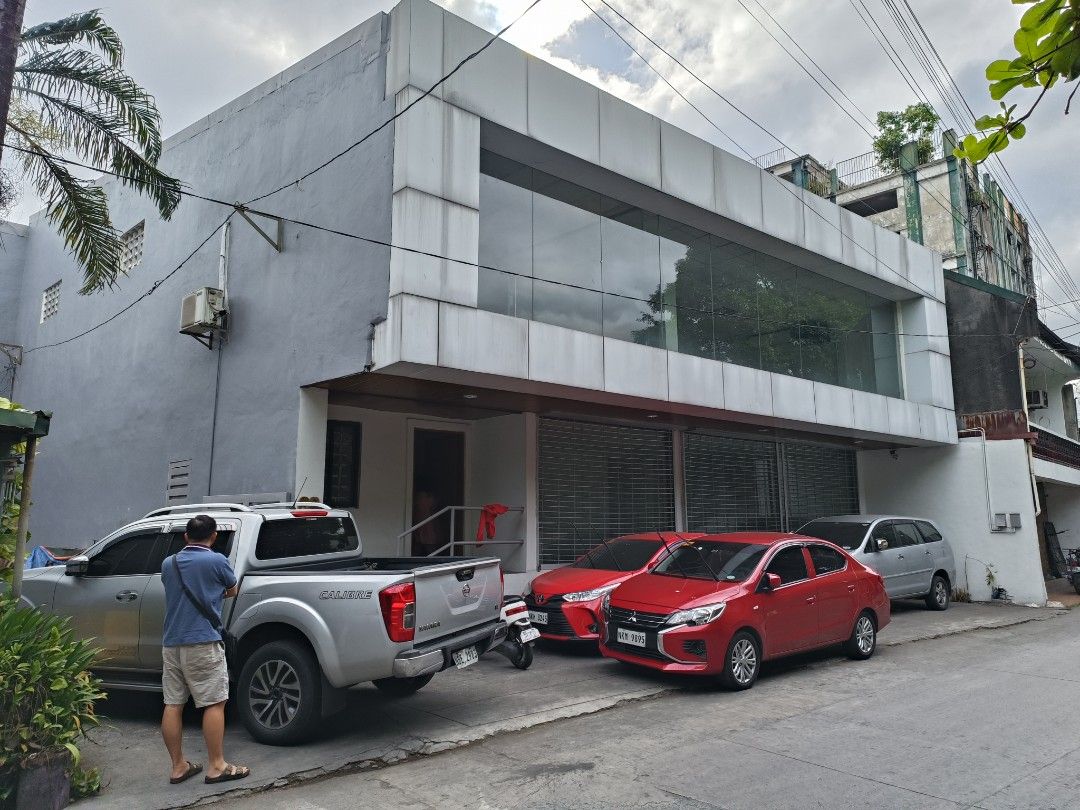 Warehouse with showroom (Category: Commercial) located in Navotas City. Submitted by a2crealty (Listing ID 1427307499, Image 1). Description: Lot Area 633 sqm FA 1100 sqm Located at the heart of Edsa and Qurino Hiway. 2 story Warehouse with office and portion can be use as showroom for your products. Priced at 68M Building is free. For Inquiries pls call 09175862288..