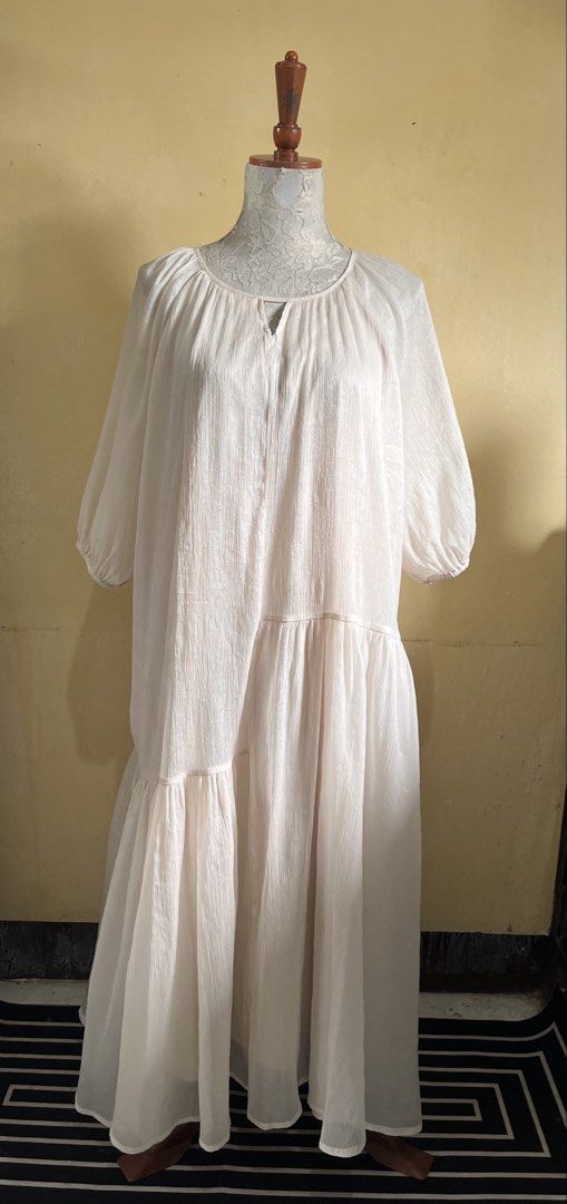White Maxi Dress with Puff Sleeves (Category: Dresses) located in Quezon City. Submitted by havenshubb (Listing ID 1427166931, Image 1). Description: Bust: 42” Waist: 42” Lenth: 48”.