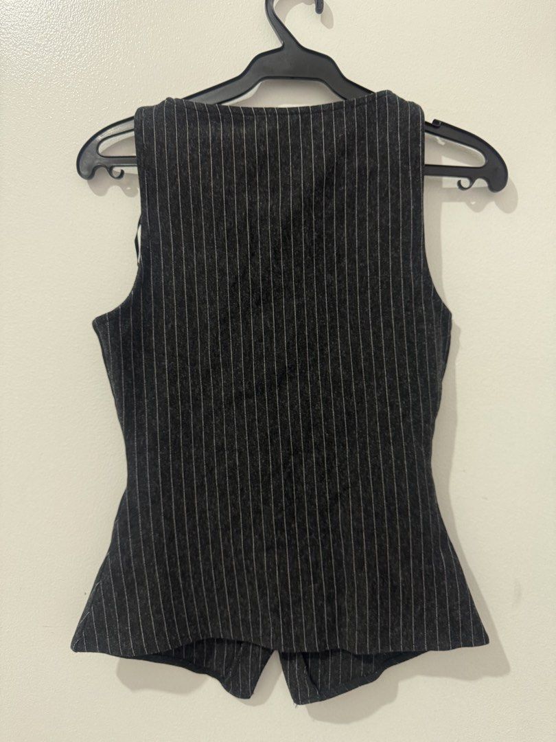 Zara Black Pinstripe Vest (Category: Sleeveless) located in Mandaluyong City. Submitted by cambeeb (Listing ID 1427238356, Image 2). Description: -BNWT -Fabric is thick and stretchy -RFS: doesn't fit me.
