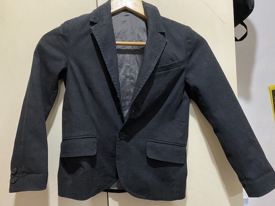 Zara Kids Suit Blazer (Category: Babies & Kids Fashion) located in General Tinio. Submitted by andy_1129 (Listing ID 1427224392, Image 1). Description: Can fit upto 8yo .Black blazer from Zara Kids. Features a single-button closure, two front pockets, and buttoned cuffs. The interior lining has a striped pattern. The label indicates the suit is designed for children aged 5-6 years old, with a height of 118 cm. Made in Bulgaria..
