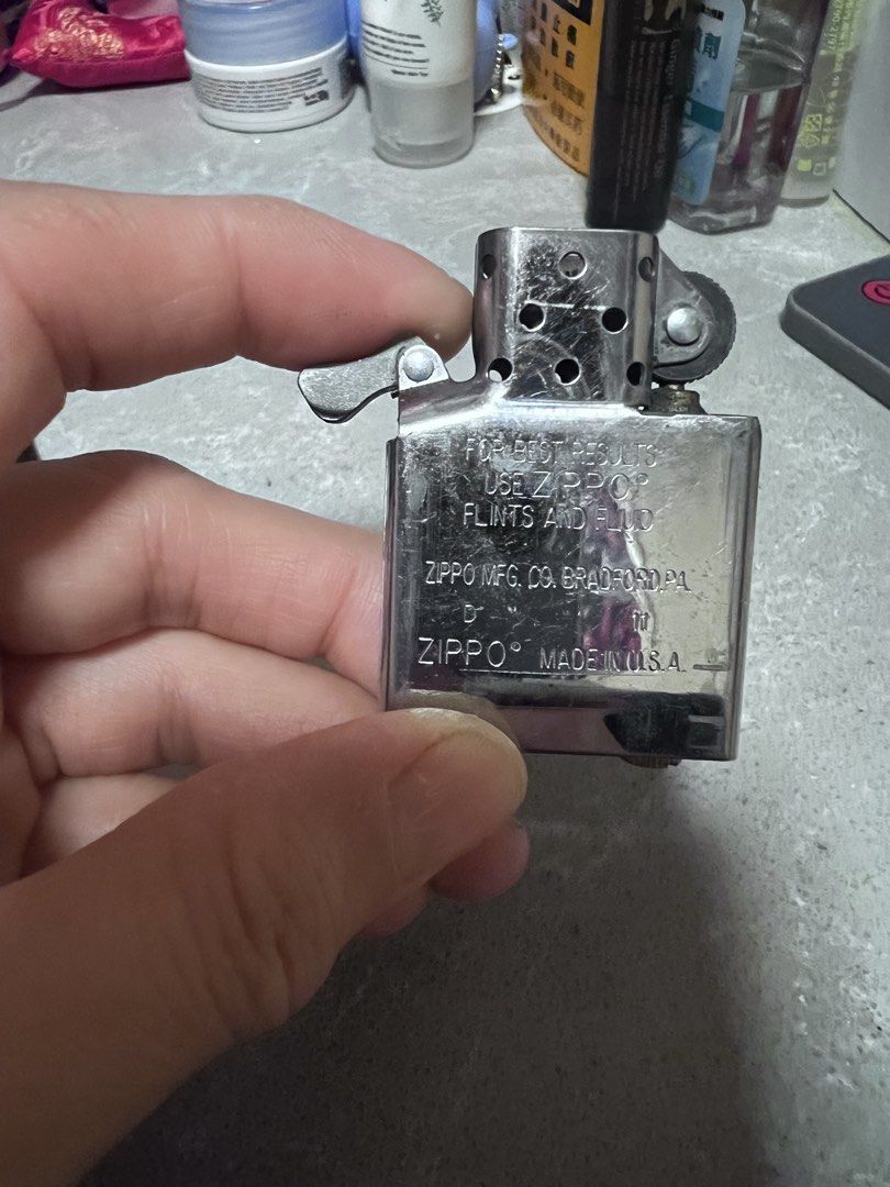 Zippo打火機 （分類：飾物架、飾物盒、飾物收納盒）位於 Hong Kong。 由 denlwl 提交（商品編號 1424419236，圖片 3）。簡介： 少用，有花痕，操作正常 可面交或者順豐到付。