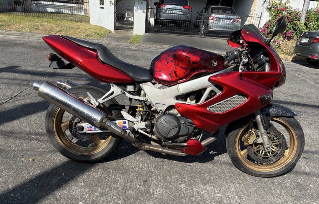 2000 Honda VTR 1000 (Category: Motorbikes for Sale) located in Paranaque City. Submitted by motionationph (Listing ID 1427329613, Image 3). Description: 2000 Honda VTR 1000 -Sport touring with famed V-engine used in SP2 race bikes -Very torquey and can easily do 200 kph -All gauges and fuel-level float sensor (new) working -Timeless design and a great deal for a liter bike PhP 168k and negotiable upon viewing / testing in BF Homes, Paranaque RFS: