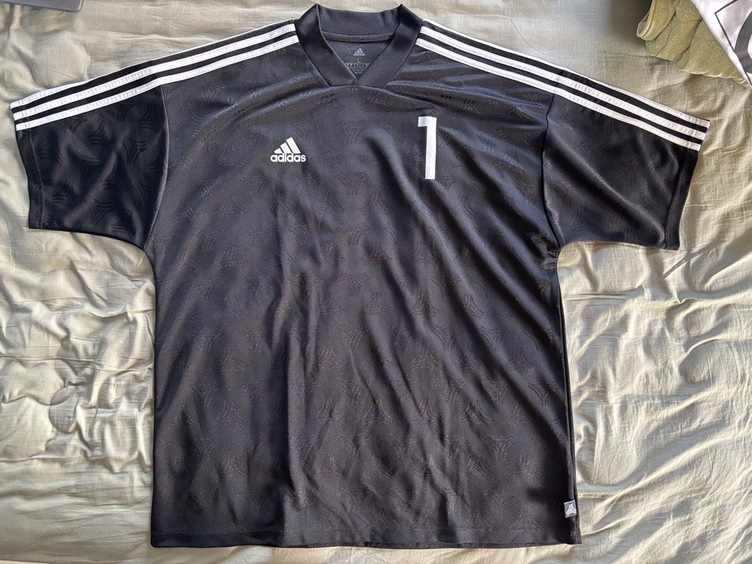 Adidas Black Shirt (OVERSIZED) (Category: Activewear) located in Los Banos. Submitted by declutterlistt (Listing ID 1427335171, Image 1). Description: - Black - Drifit material - Rarely worn - Bought from ASOS - Oversized fit PRICE INCLUDES SF.