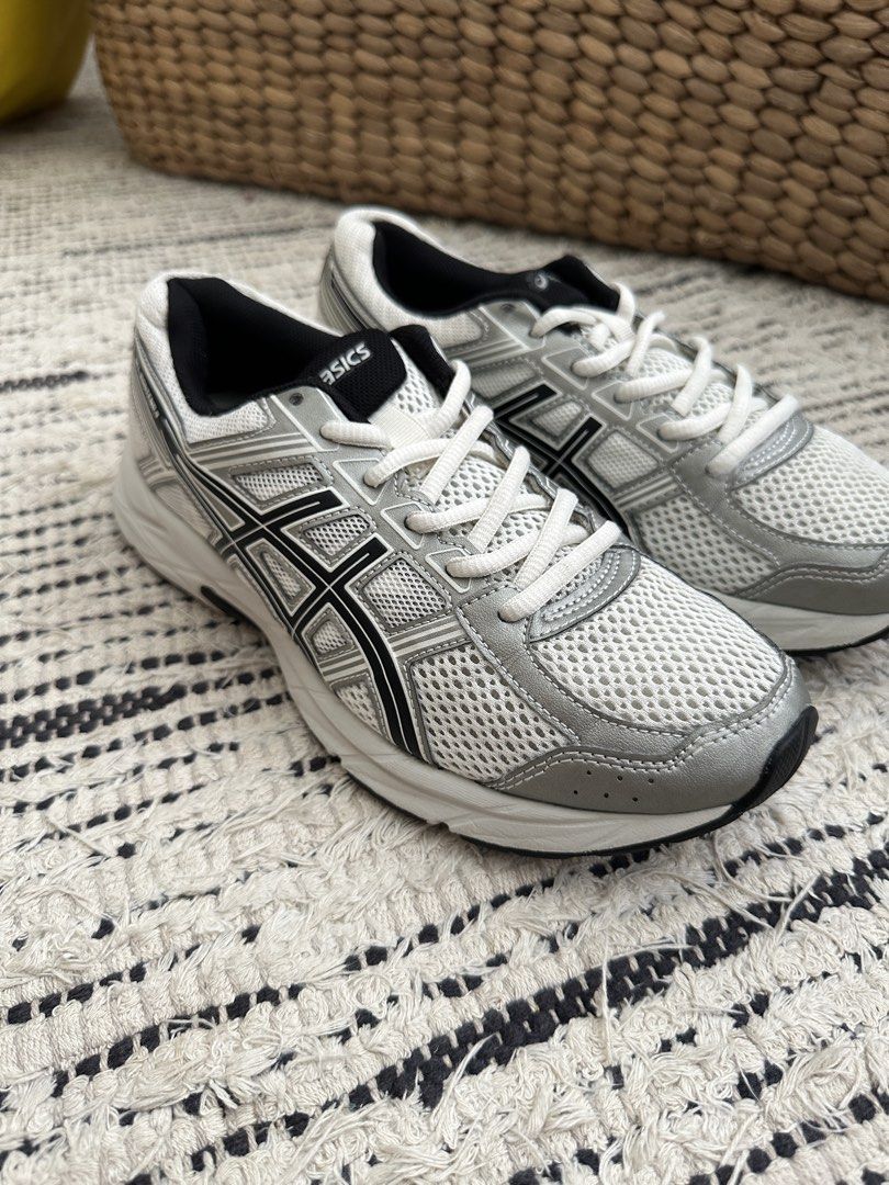 Asics Gel-Contend 4 Running Shoes - White/Silver (Category: Sneakers) located in Singapore. Submitted by plooopp (Listing ID 1427363033, Image 3). Description: ⭐ Condition: [9/10] Excellent condition with minimal signs of wear. 🔎 Defects: No major defects. Minor signs of wear may be present. Please refer to photos for full condition. 📦 Box: No box 🧼 Refurbishment Process: All shoes are thoroughly cleaned, sanitised, and restored where possible